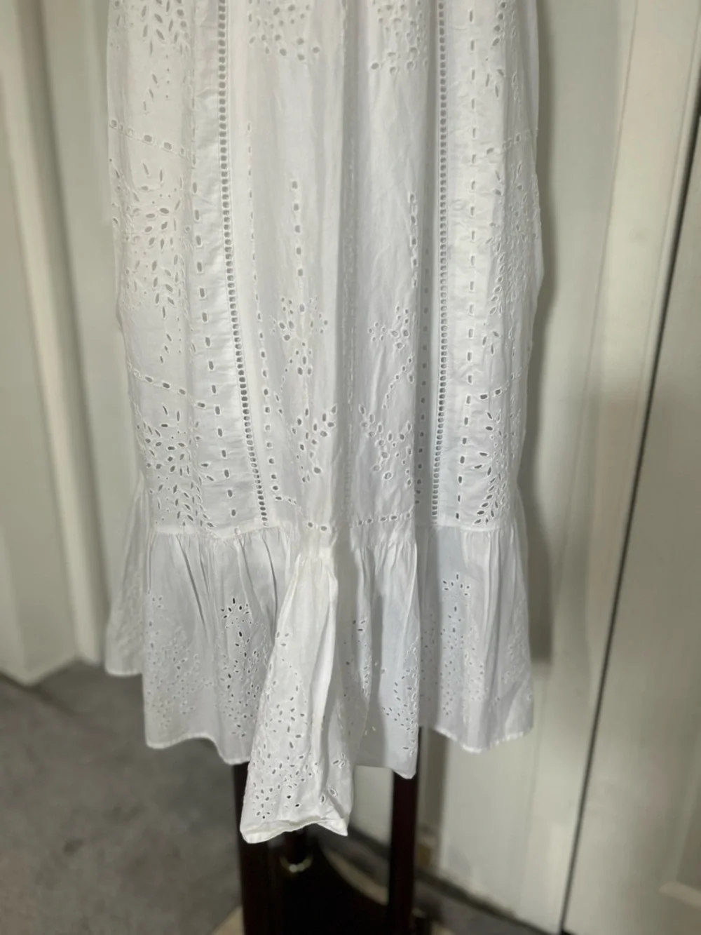 GAP White Sleeveless Eyelet Midi Dress with Ruffle Hem - Picture 3 of 12